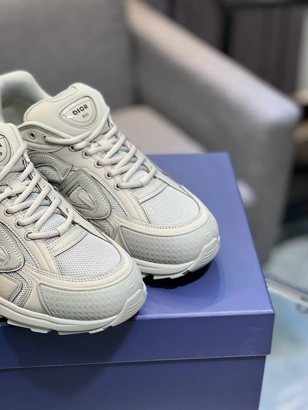 Men's shoes 💰600 high version joint model 🍸 Dior Dior The Island co-branded B30 sneakers follow the trend of the retro market and are Dad Shoes style shoes. The Dior logo on the tongue also indicates that this pair of shoes is the B30 model! B30 uses fine-textured leather and mesh cloth materials to form a shoe body. There are conspicuous letters CD on both sides of the shoe body to indicate the identity. Many lines on the shoe body outline the details, making the shoes look less monotonous and full of retro flavor. ♺ Upper: Original customized technical fabric + mesh ♺ Inner lining: Original customized breathable lining ♺ Outsole: Original molded IP foam + TPU outsole ♺ Heel height: 3.5cm ♺Code number: 39-44 (45 46 customized)